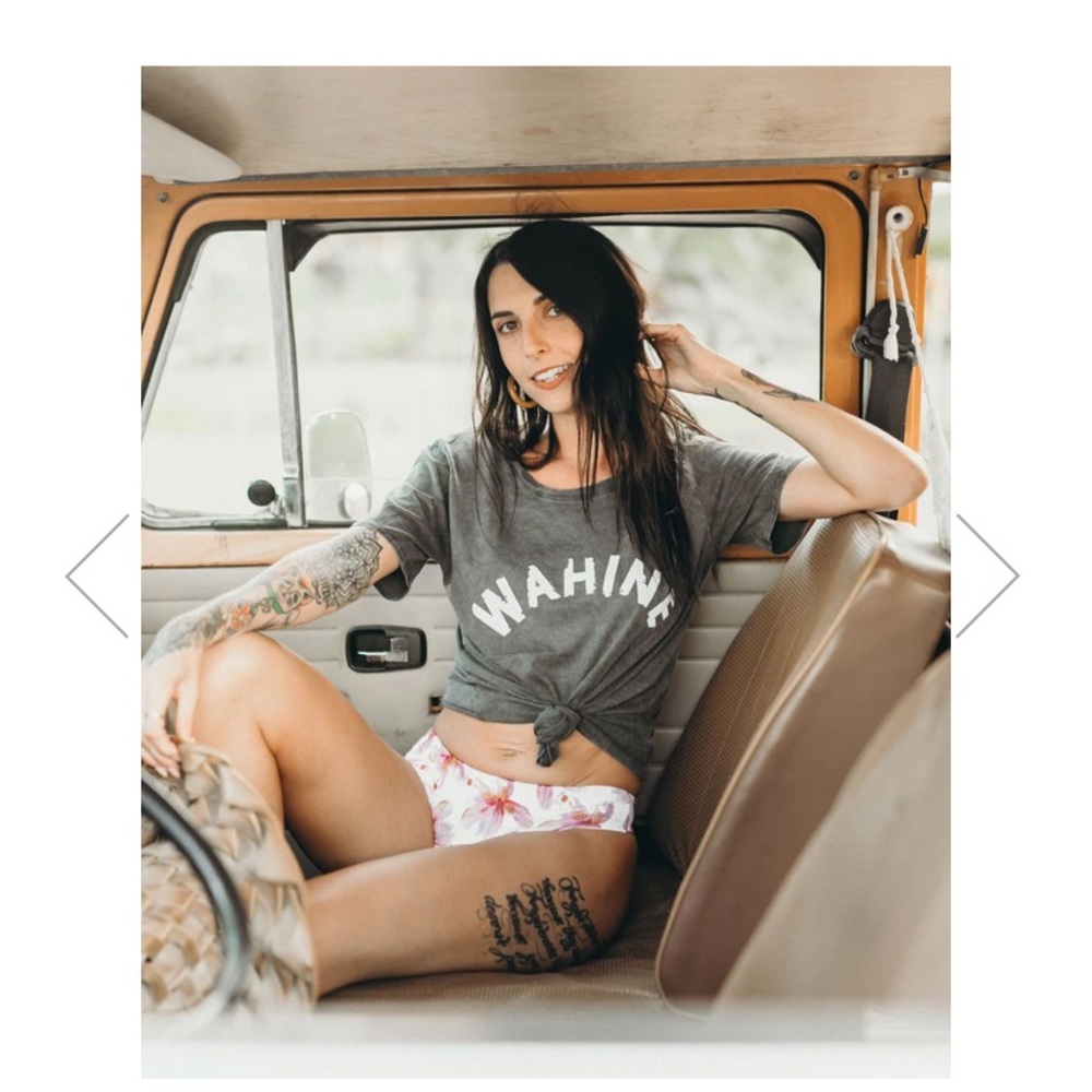 Dolkii “Wahine” tee